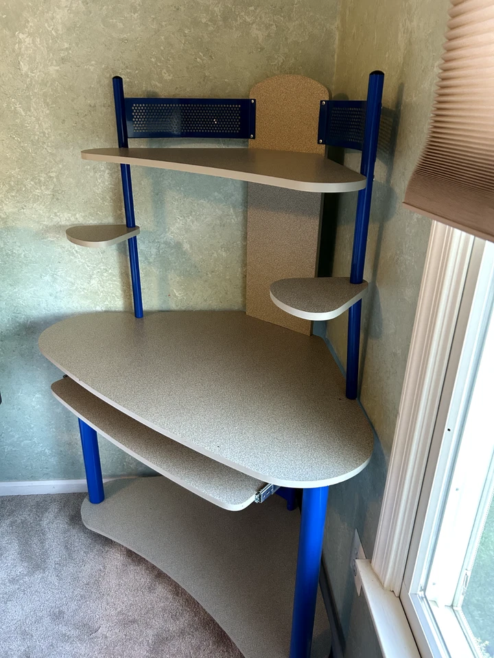 Escritorio esquinero de madera, postes azules, madera gris, casquillo, teclado extraíble, almacenamiento Foto 2 de 4