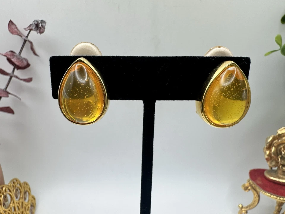 Серьги-гвоздики с зажимом коньячные коричневые балтийские акриловые янтарные золотистые - Изображение 2 из 4