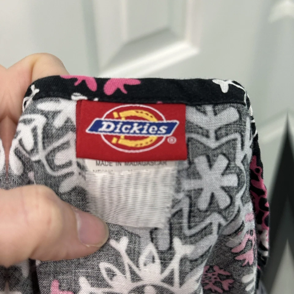 Blusa Médica Dickies Para Mujer Negra Rosa Gris Blanca Copos de Nieve Foto 3 de 4