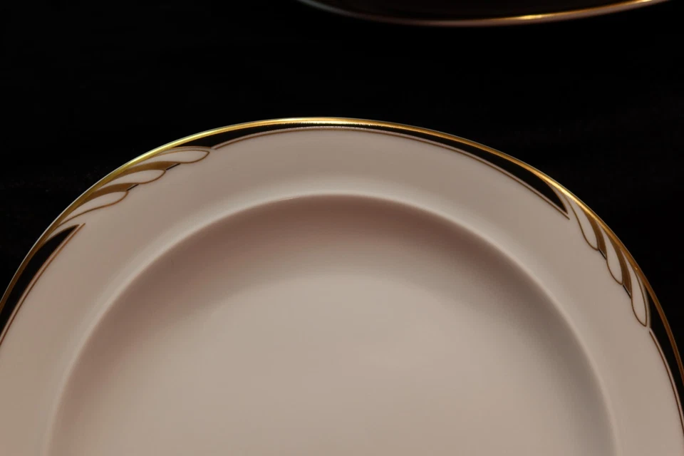 MIKASA OMEGA L2058 BLANCO CON REMOLINO NEGRO Y DORADO EN BORDE 12 PLATOS DE ENSALADA 8" DE ANCHO Foto 4 de 4