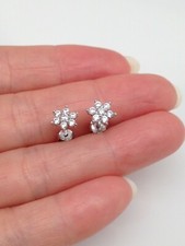 Aretes de plata de ley 925 pequeños circonitas negras con flores de plata de 6 mm