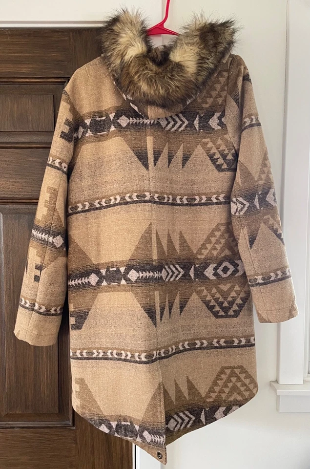 Abrigo para mujer BB Dakota con capucha mezcla de lana con estampado azteca tostado de piel sintética talla M*  Foto 3 de 4