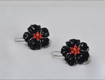 Orecchini Pendenti ''Linea Intreccio'' In Argento Dorato Rodiato Con Spole In Corallo Rosso Del Mediterraneo E Chiusura In Argento 925 Retro 2 Orecchini Pendenti ''Linea Intreccio'' In Argento Dorato Rodiato Con Spole In Corallo Rosso Del Mediterraneo E Chiusura In Argento 925 Retro 2
