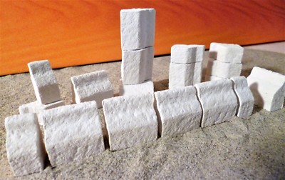 Krippenbau - Zubehör, Ruinen Baustein-Borde (Kana) 18St.  3x1,5x1,5cm !!NEU!!