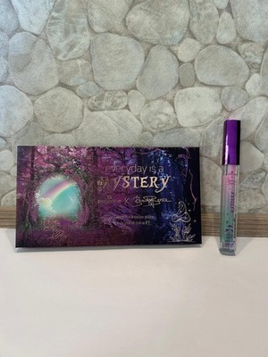 1xEssence everyday is a Mystery eyeshadow & eyeliner palette, 1x plumping lipglo