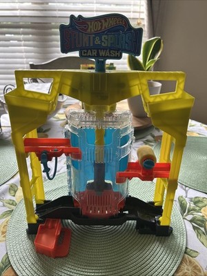 Hot Wheels City Stunt & Splash Car Wash Playset