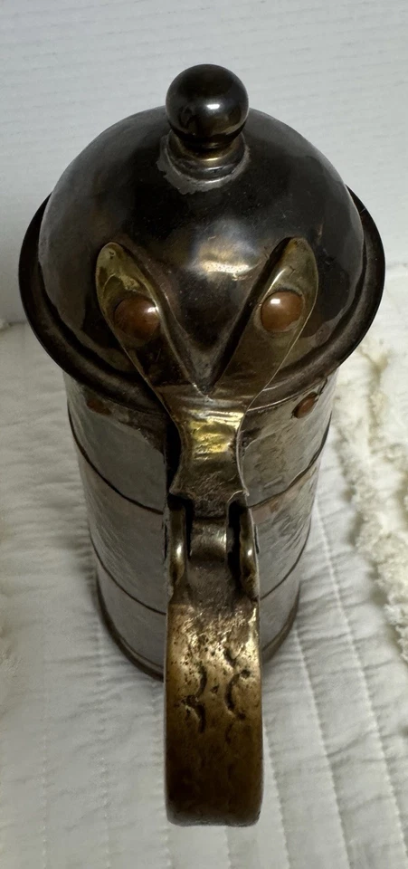 Jarra de cobre martillado y latón 1911 joyeros 24 quilates Club John Frick NY Foto 2 de 4