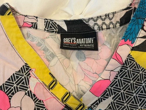 Grey’s Anatomy Multi-Color Floral Scrub Tops Size Med Lot Of Two - Picture 8 of 12