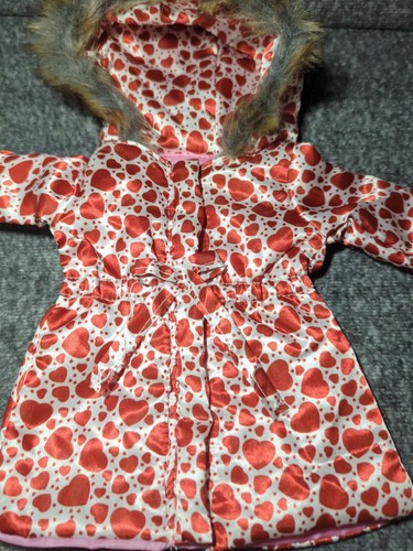 Chaqueta con capucha de invierno corazón rojo para muñecas de 18 pulgadas con borde de piel sintética - Imagen 2 de 10