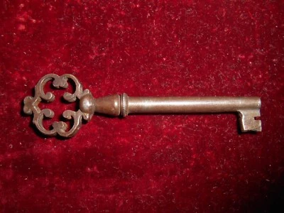 clé ancienne de Meuble, porte d'armoire acier - Photo 1/3
