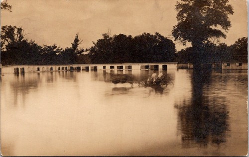 Hochwasserstall mit Pferd und Kutsche unbekannter Standort RPPC - Bild 1 von 2