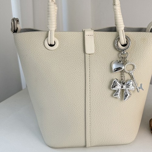 Stylish Bowknot Pendant Keychain with Silver Heart Adornment for Keys and Bags - Zdjęcie 5 z 8