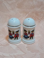 salière et poivrière céramique blanche et couple costumes autrichiens
