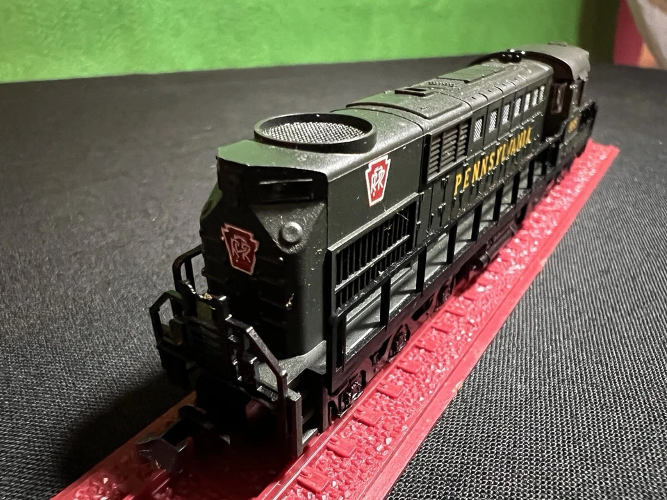 MRC N Gauge Alco RSD-15 PRR 6965-1398 Loco- Pre Owned- Runs See Video - Image 2 of 4