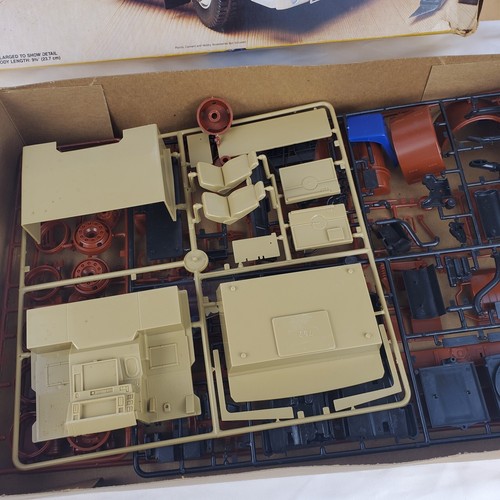 Testors Volvo Globetrotter 1/24 Scale Model Kit - Open Box - Picture 4 of 7