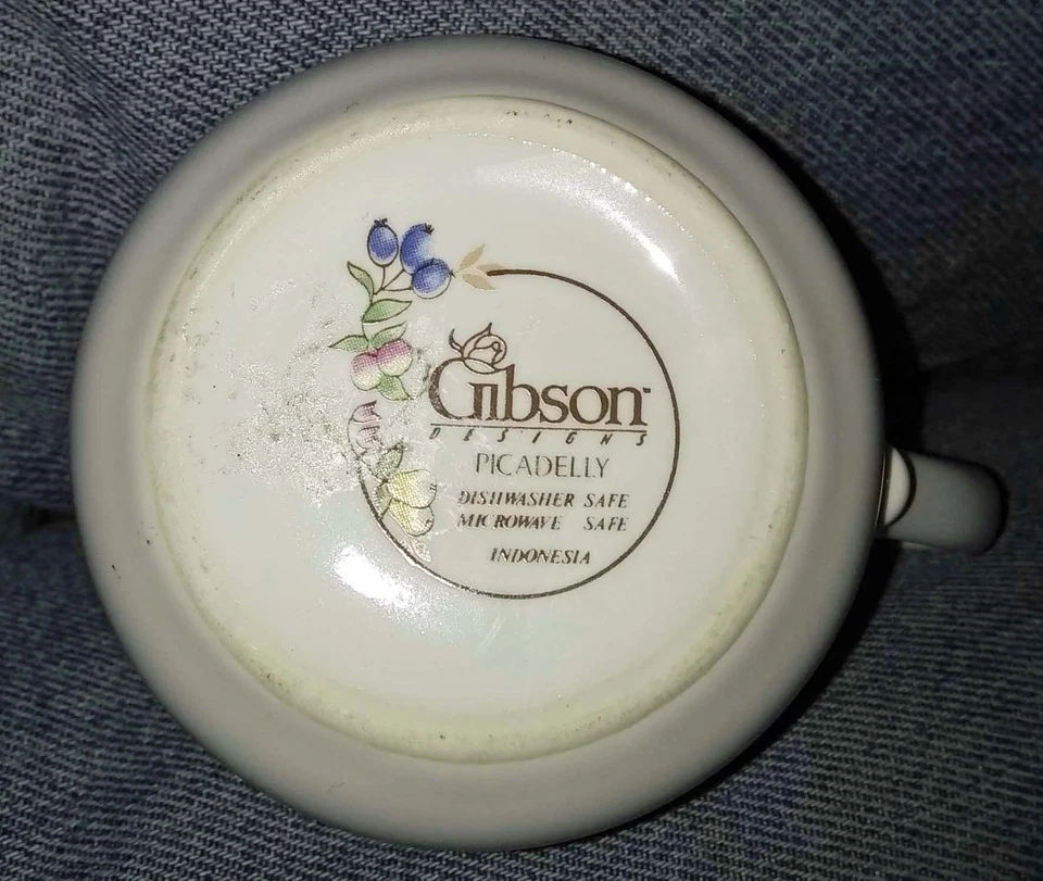 Taza crema de porcelana Gibson Designs Picadelly con diseños florales y frutales en el lateral Foto 3 de 4