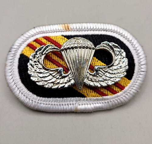 Parachutist U.S. Army 5th Special Forces Group Oval Patch & Pin