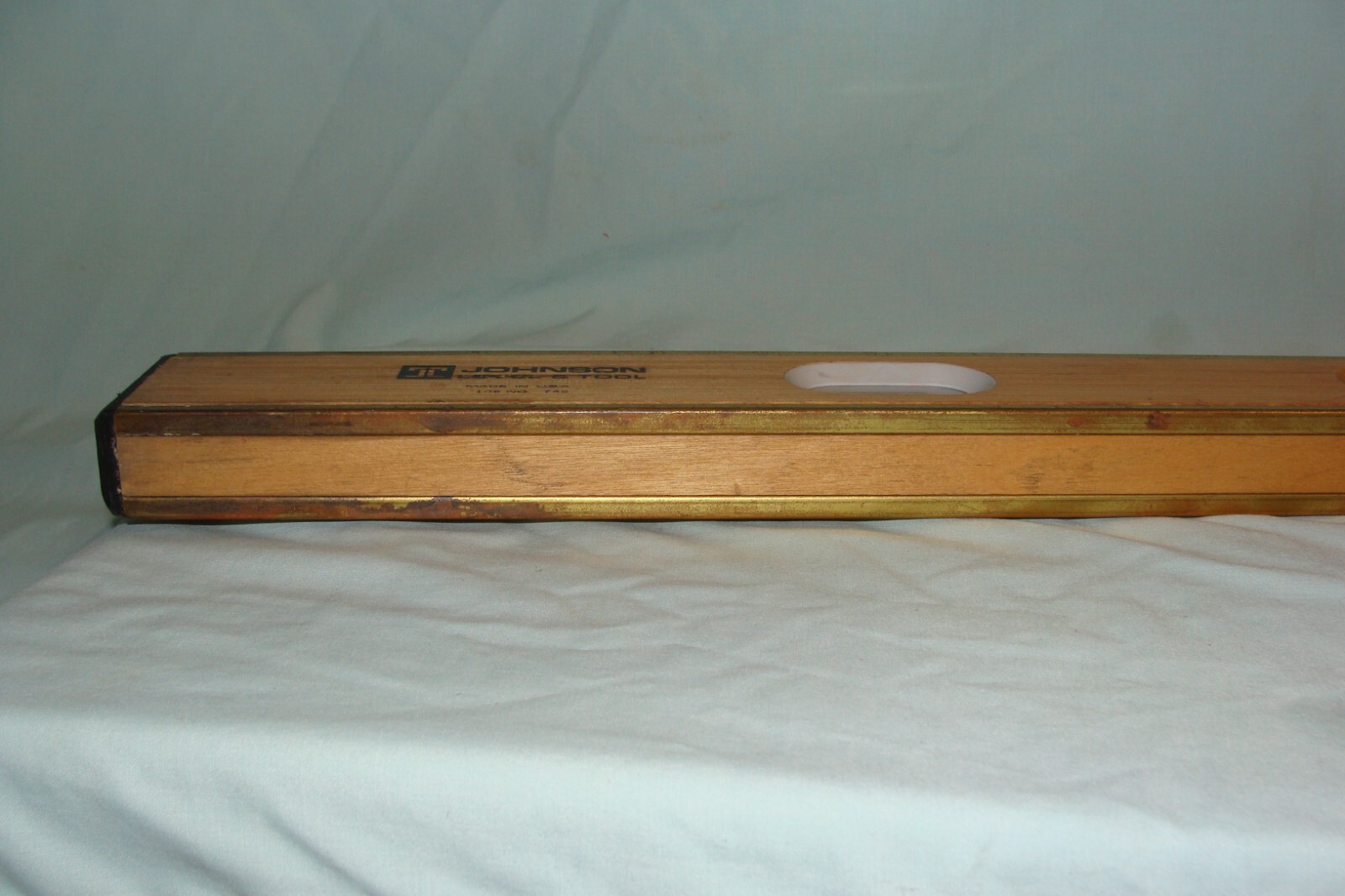 JOHNSON LEVEL & TOOL CO. USED 48" HEAVY DUTY HARDWOOD BRASS BOUND LEVEL #748