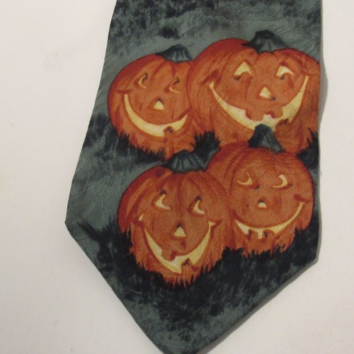 ¡Celebraciones! Corbata de seda multicolor para hombre, tema de Halloween con calabazas de Hallmark - Imagen 2 de 8