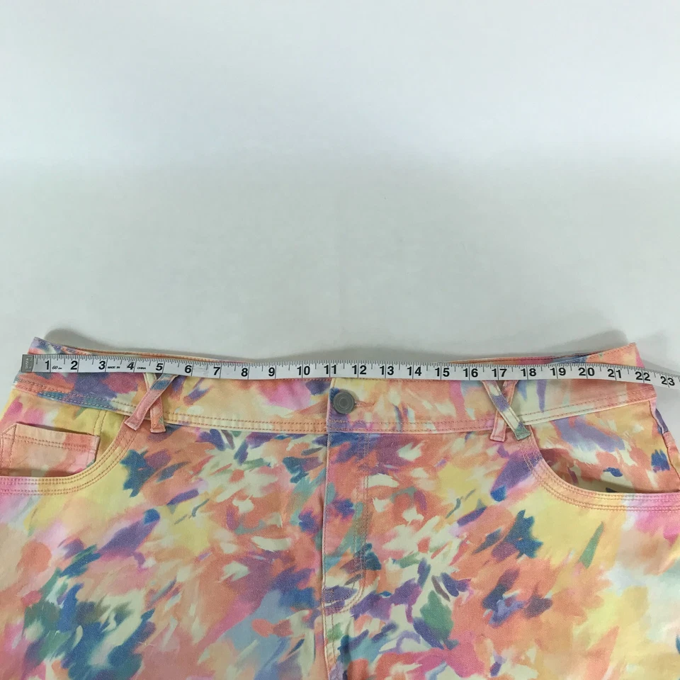 Pantalones cortos florales acuarela tiro medio Lane Bryant para mujer talla grande 24 de mezclilla elástica Foto 4 de 4