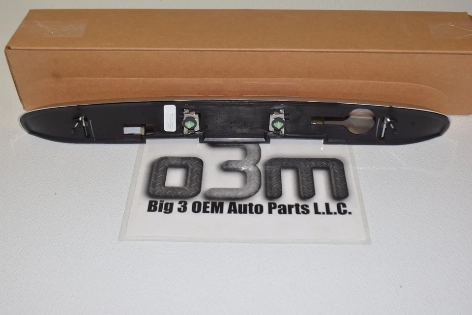 2009-2015 GMC Acadia Liftgate центр хром аппликация с эмблемой новый OE 22786317 - Изображение 2 из 3