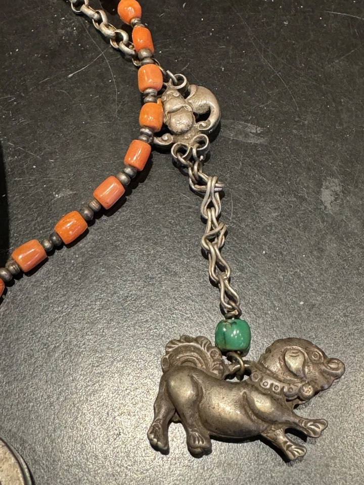 ANTIQUE CHINESE QING DYNASTY SALMON CORAL SILVER REPOUSSÉ LOCK PENDANT NECKLACE! - Image 4 of 4