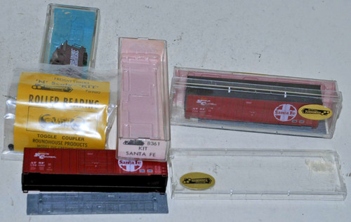 dos kits Roundhouse Fine escala N para autos Santa Fe #8361 50 ft Box, nuevos en caja | Zustand: New
