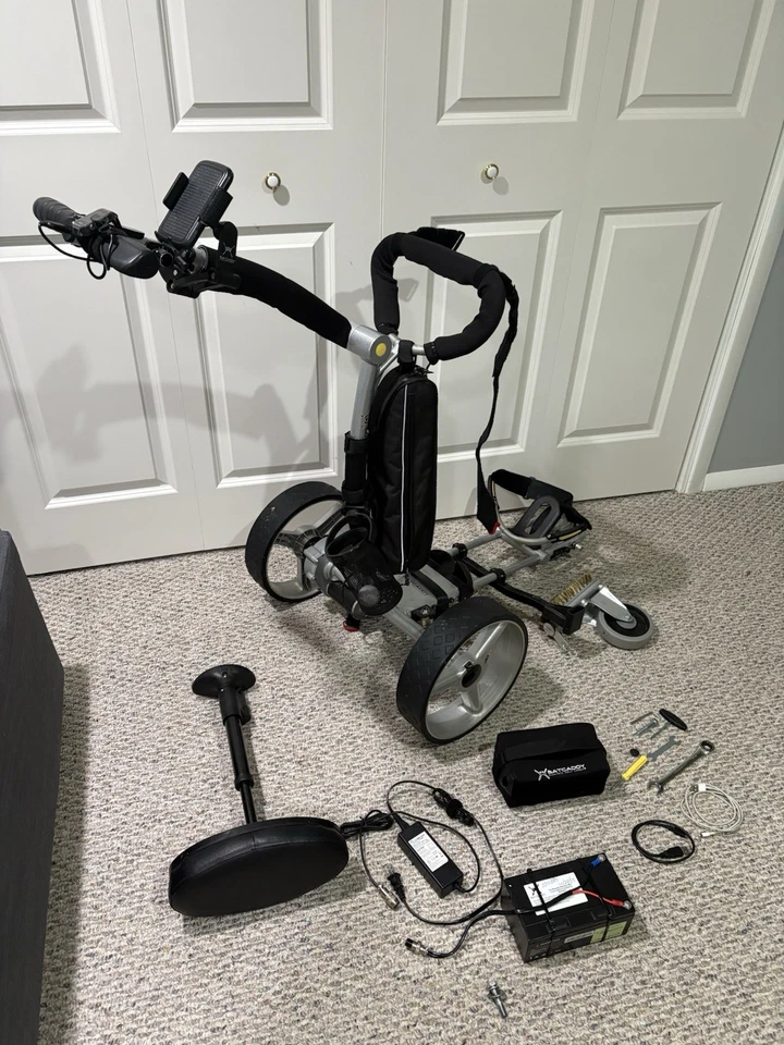 Carro de golf eléctrico Bat Caddy X4R NO REMOTO - modificado para palos soporte recto Foto 3 de 4