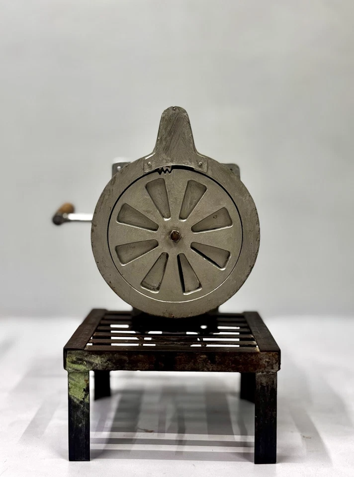 Antiguo cuerno de sirena de piso de barco de carga vintage manivela marítima de hierro Kheraj Foto 2 de 4