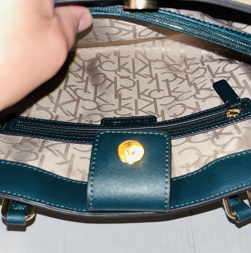 Bolso de hombro Calvin Klein para mujer verde tostado con logotipo con llavero - Imagen 10 de 19