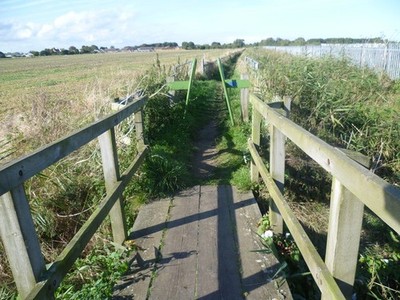 Foto A2 Fußweg abseits der Seaholme Straße Mablethorpe Dieser Weg verlässt Seaholm c2012