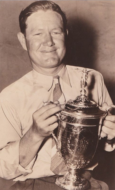 1939 Press Photo Byron Nelson with U.S. Open Trophy at Philadelphia Country Club