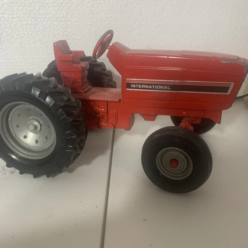 Vintage ERTL 1/16 Diecast IH International Harvester Tractor w/Harvester & Wagon - Image 3 of 4