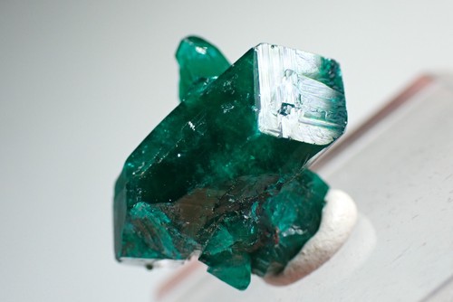 DIOPTASE * DOUBLE-TERMINATED CRYSTAL FROM RARE LOCALITY !!! Guchab, NAMIBIA - Picture 7 of 18