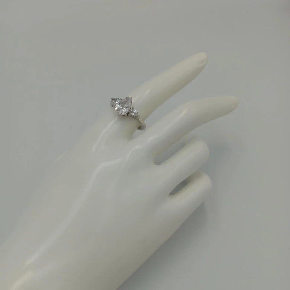 Anillo de compromiso de plata de ley 925 con forma de pera circonita cúbica circonita cúbica de 3 piedras talla 10 Foto 2 de 4
