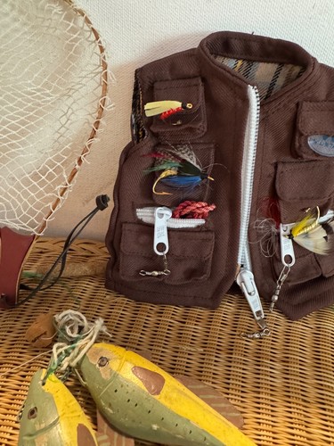 Kleine Fliegenfischer Weste Bär Stofftier Ornament Fisch & Netz für Spielzeug - Bild 1 von 13