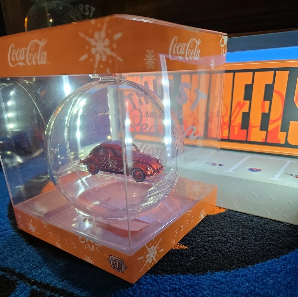 Рождественское украшение M2 Machines Coca-Cola. Volkswagen VW Beetle CHASE. 1/750 - Изображение 2 из 4