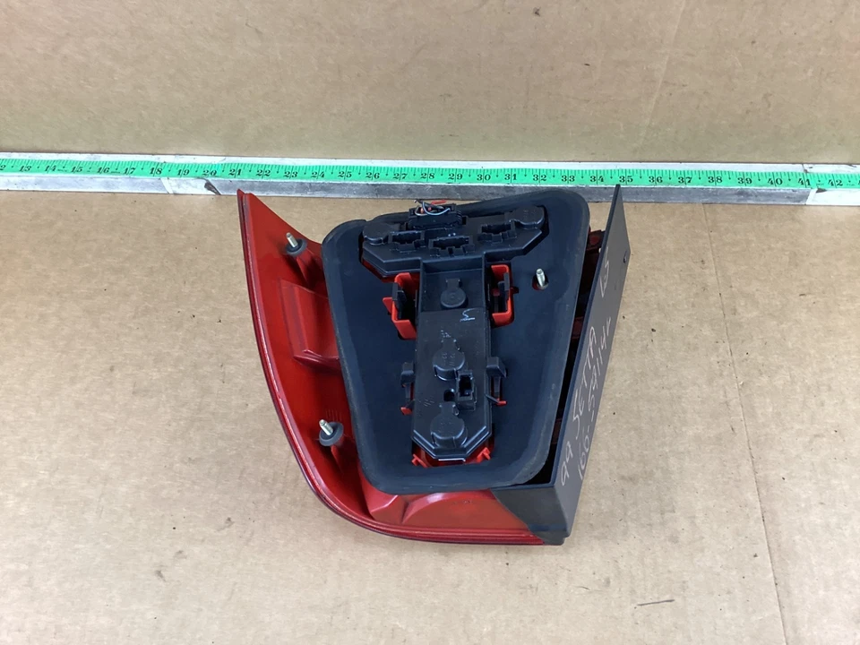 Luz trasera izquierda del lado del conductor Volkswagen Jetta 1999-2003 1J5945111S OEM Foto 3 de 4