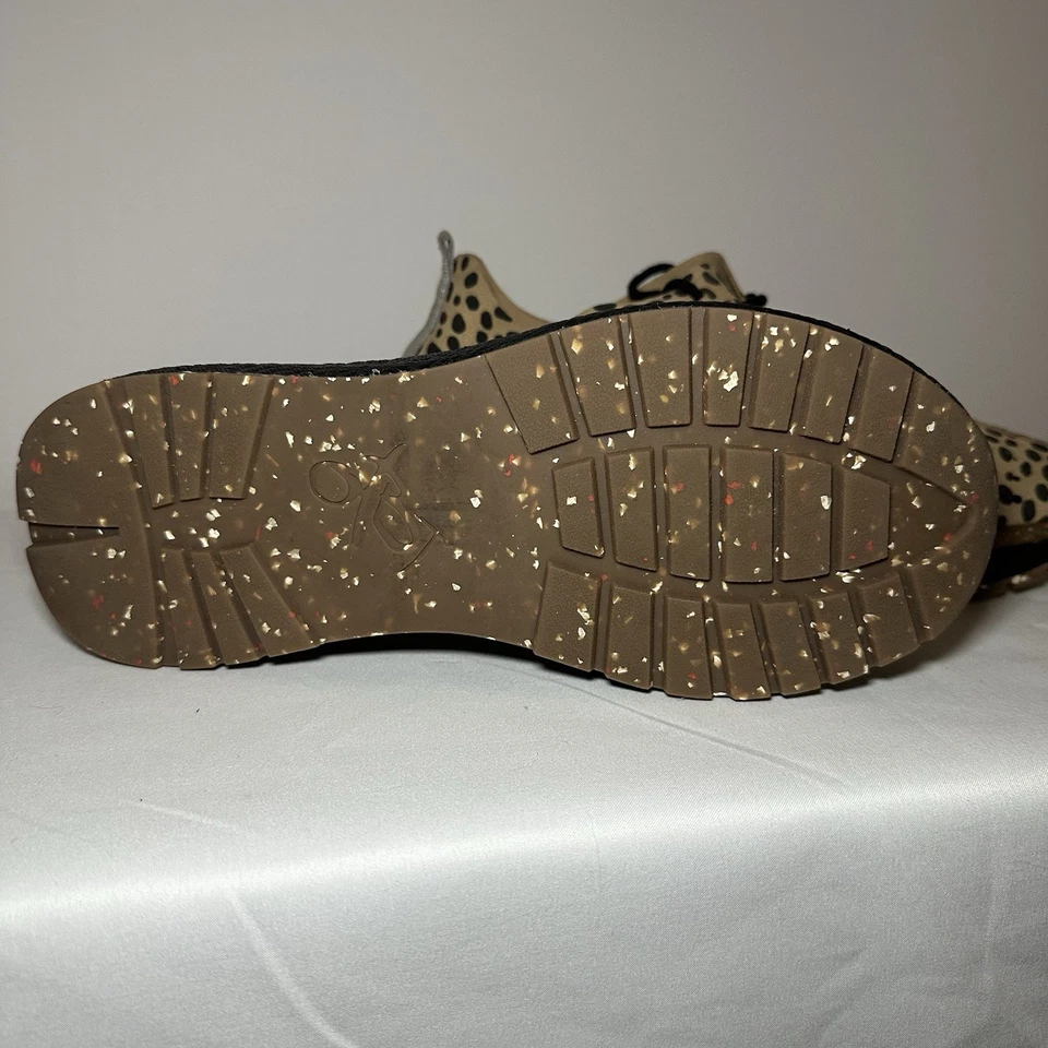 Tenis sin cordones de cuero gamuza perforado guepardo OTBT Alstead para mujer talla 8,5 Foto 2 de 4