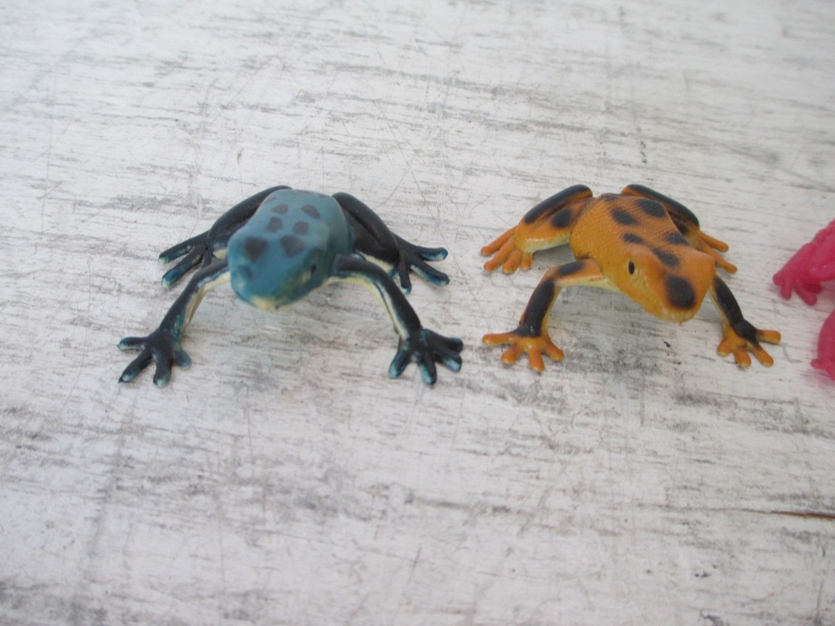 VTG Made In China Collectibles Set of Poison Dart Rubber Frogs + 1