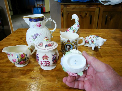 Porcelain & China Collectables - 7 Items Pitcher Cup Duck Pig Flower Q Elizabeth - Picture 2 of 10