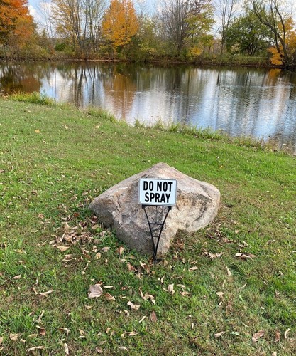 ''DO NOT SPRAY'' 10" x 7" Warning Signs, 4 Sign Set, Heavyweight Aluminum - Picture 3 of 7