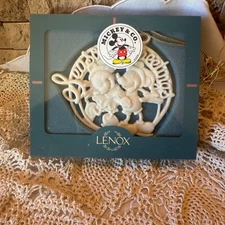 Lenox Disney Seasons Greetings Mickey & Minne Mouse Celebrating Christmas