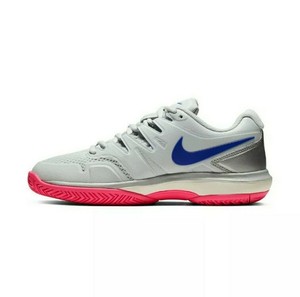 gray nike tennis shoes