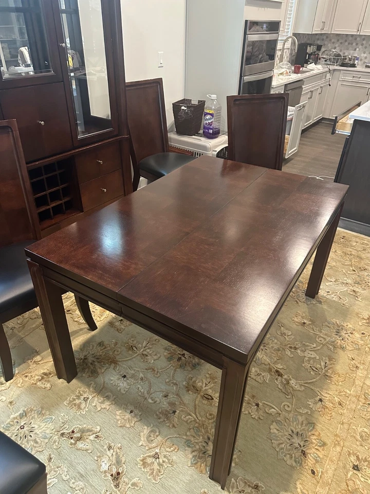 Juego de mesa de comedor para 6 con hoja de extensión más gabinete de China. USADO Foto 3 de 4