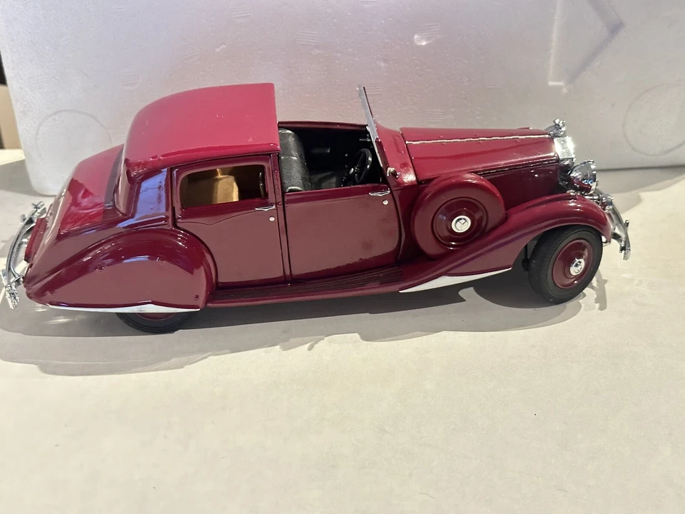 Danbury Mint 1:24 Scale 1938 Rolls Royce Phantom III Burgundy Diecast - Image 2 of 4