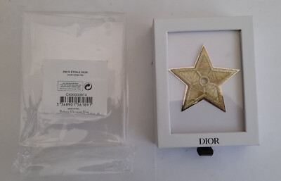 Schmuck Pin's Dior Stern bestickt mit Botschaft auf Karten in mehreren Sprachen