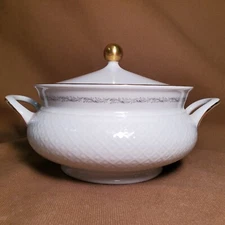 Seltmann Weiden- Covered Dish -Annabell Form- 31724 White Embossed, Gold Trim