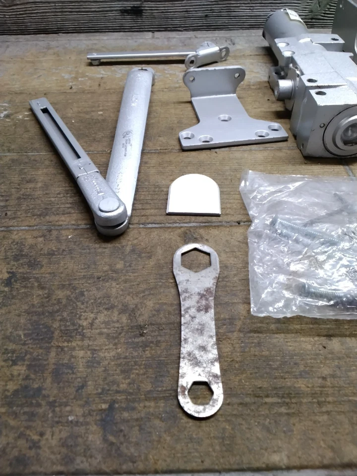 Cierre de puertas comercial LCN Super Smoothie 4040XP acabado de aluminio súper smoothies Foto 3 de 4