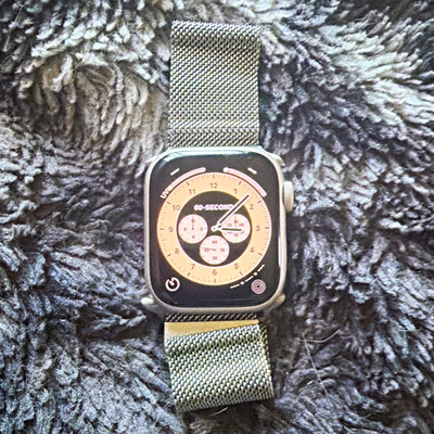 Apple Watch Series 7 40 Starlight 32GB w/ Milanese Loop
